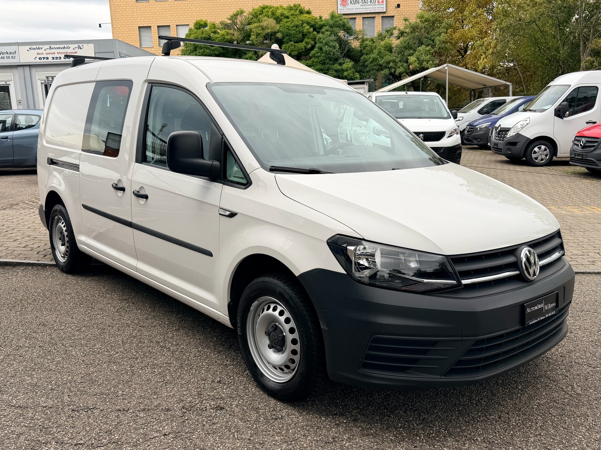 VW Caddy Maxi 2.0TDI BlueMotion Technology-image-0