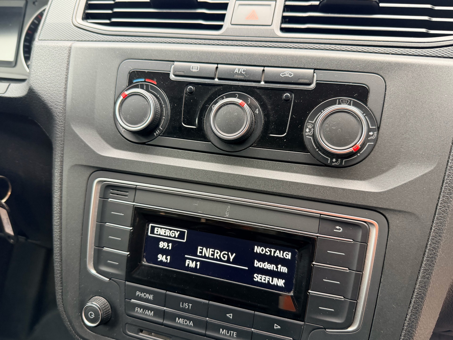 VW Caddy Maxi 2.0TDI BlueMotion Technology-image-9