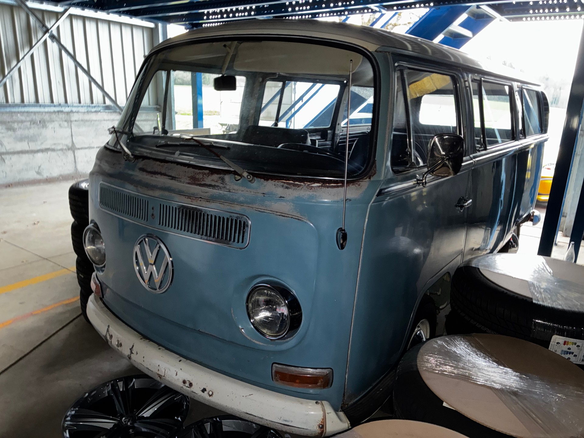 VW Deluxe-image-0
