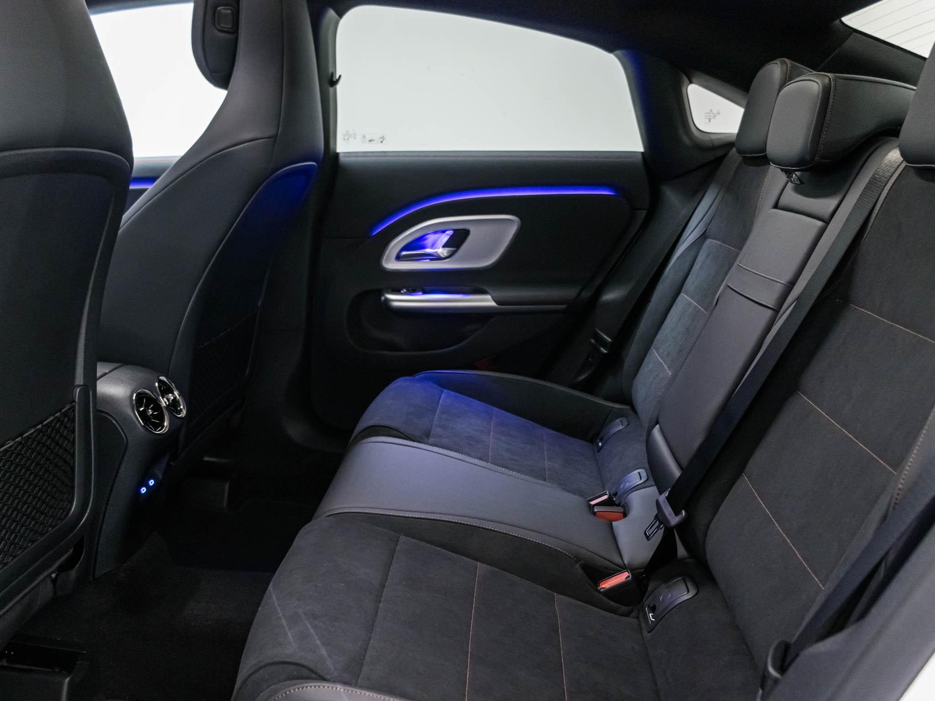 MERCEDES-BENZ CLA 200-image-7