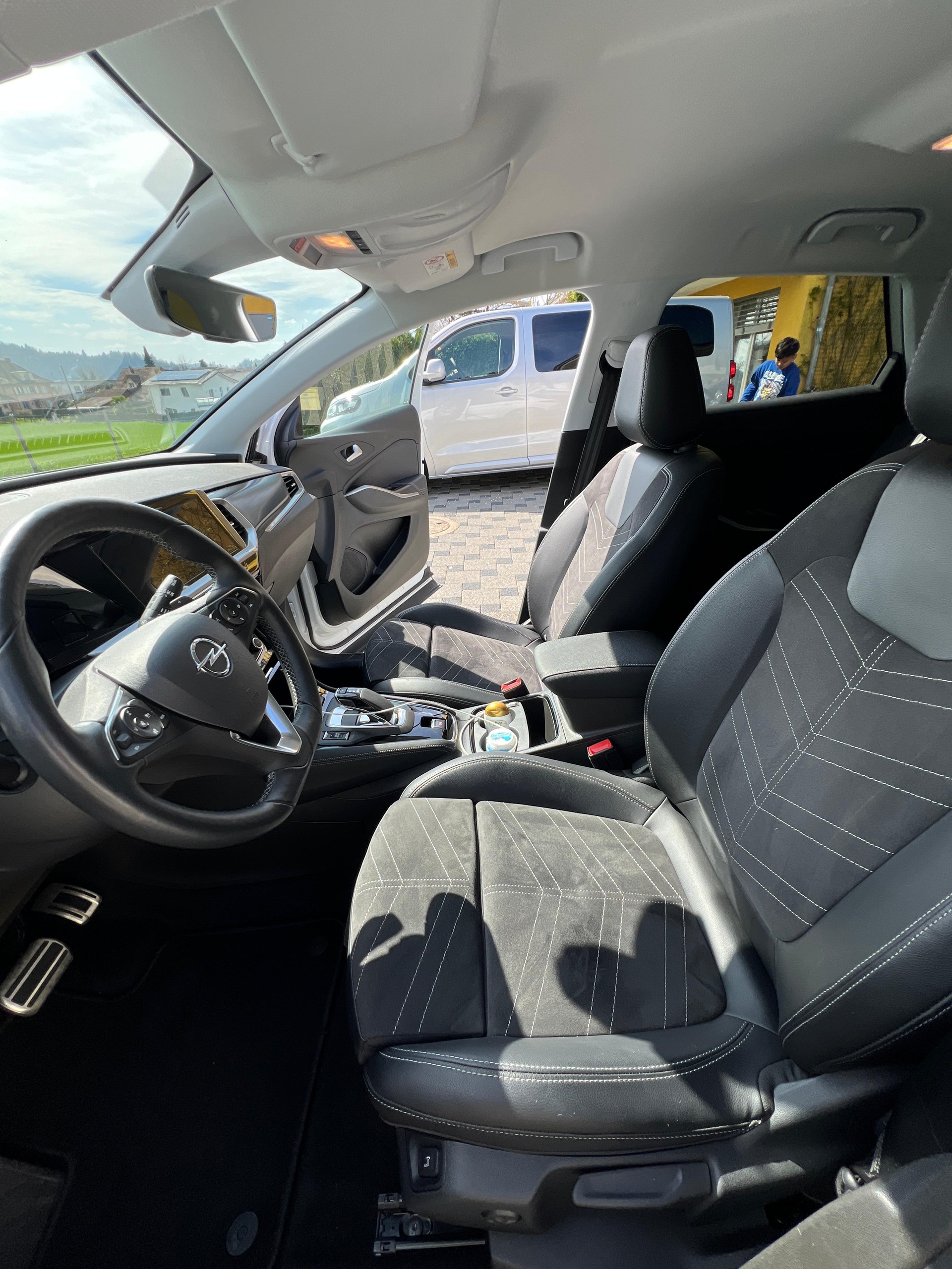 OPEL Grandland 1.6 Hybrid Elegance Automatik-image-3