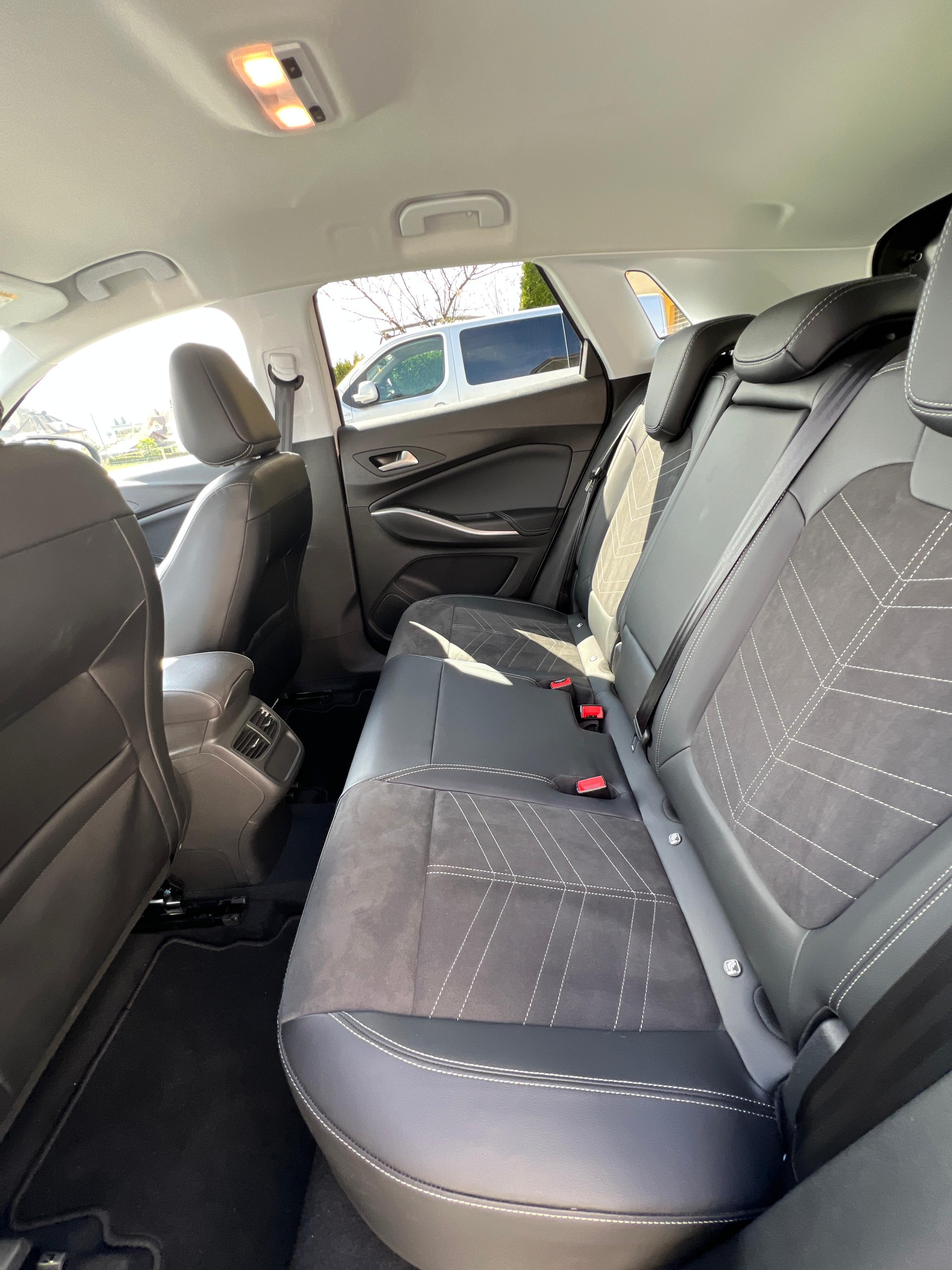OPEL Grandland 1.6 Hybrid Elegance Automatik-image-4