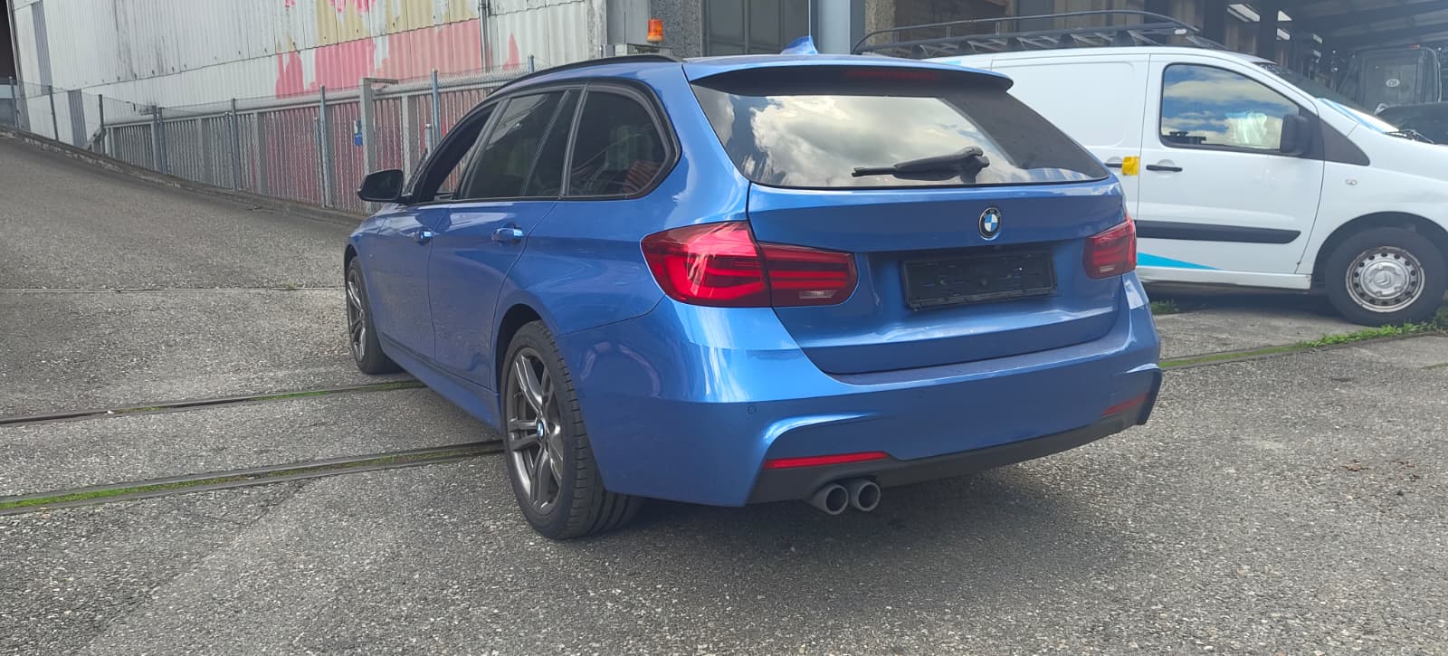BMW 320d xDrive Touring Edition M Sport Steptronic-image-2