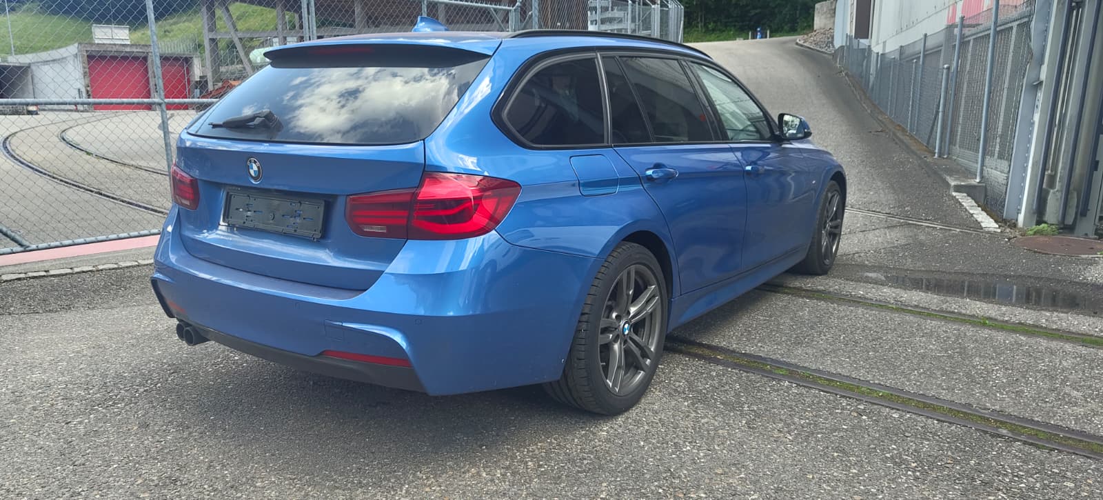 BMW 320d xDrive Touring Edition M Sport Steptronic-image-3