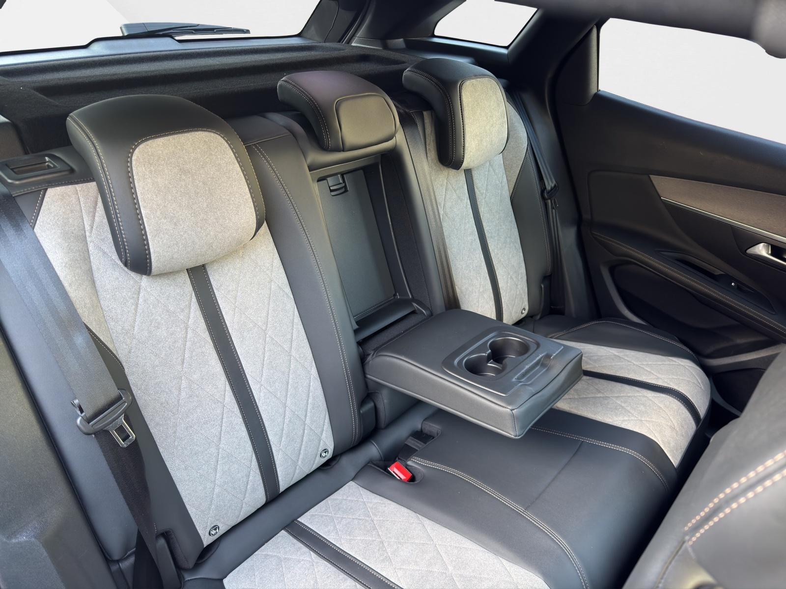 PEUGEOT 3008 1.6 Plug-in Hybrid4 GT 300PS-image-14
