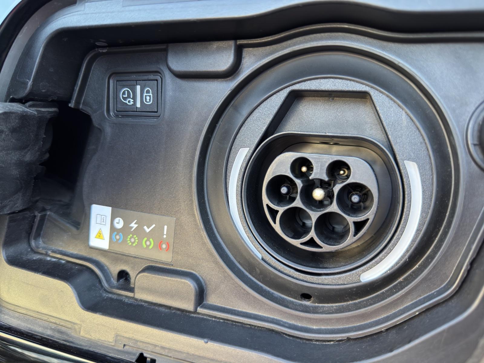 PEUGEOT 3008 1.6 Plug-in Hybrid4 GT 300PS-image-25