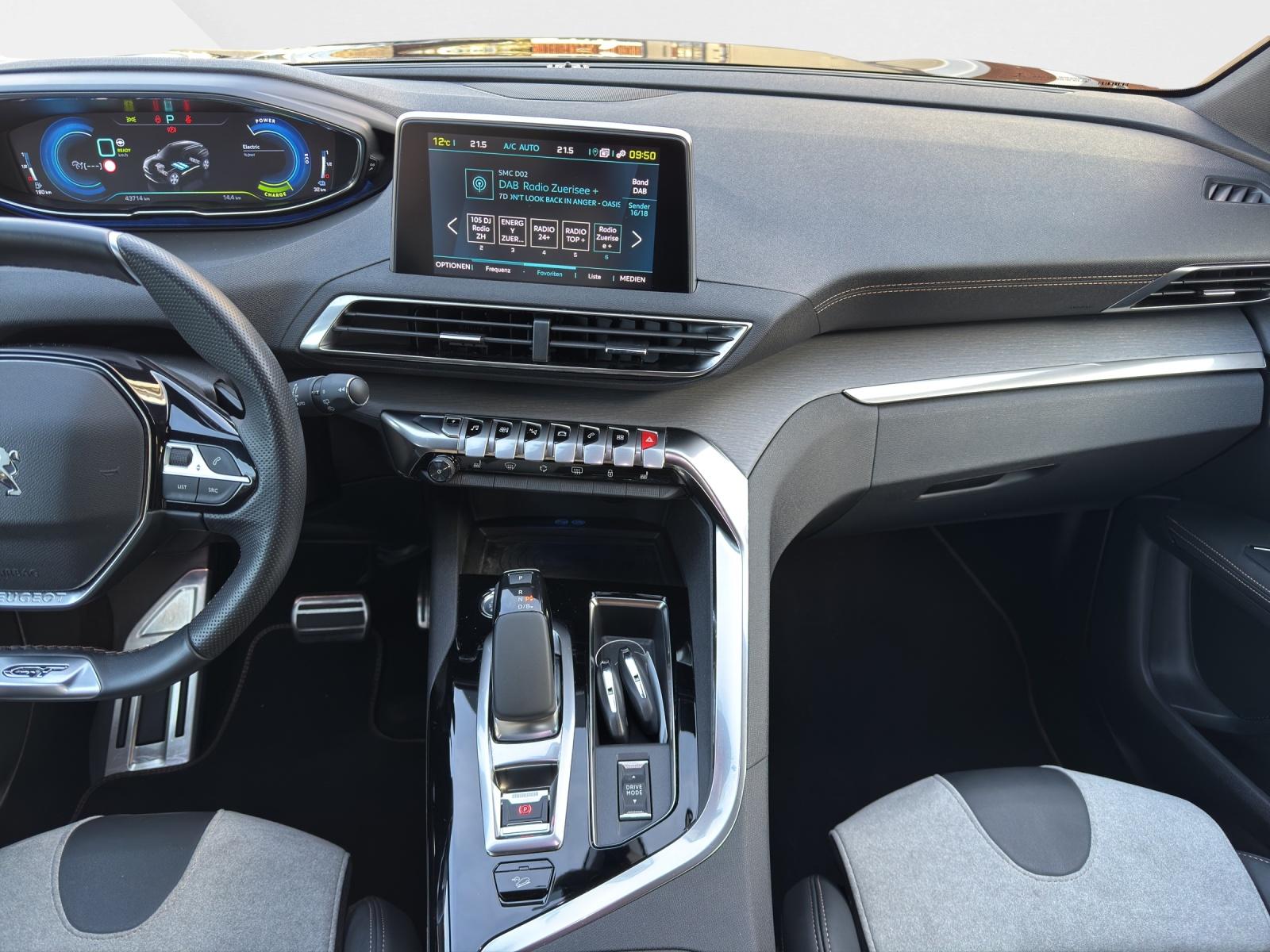 PEUGEOT 3008 1.6 Plug-in Hybrid4 GT 300PS-image-12