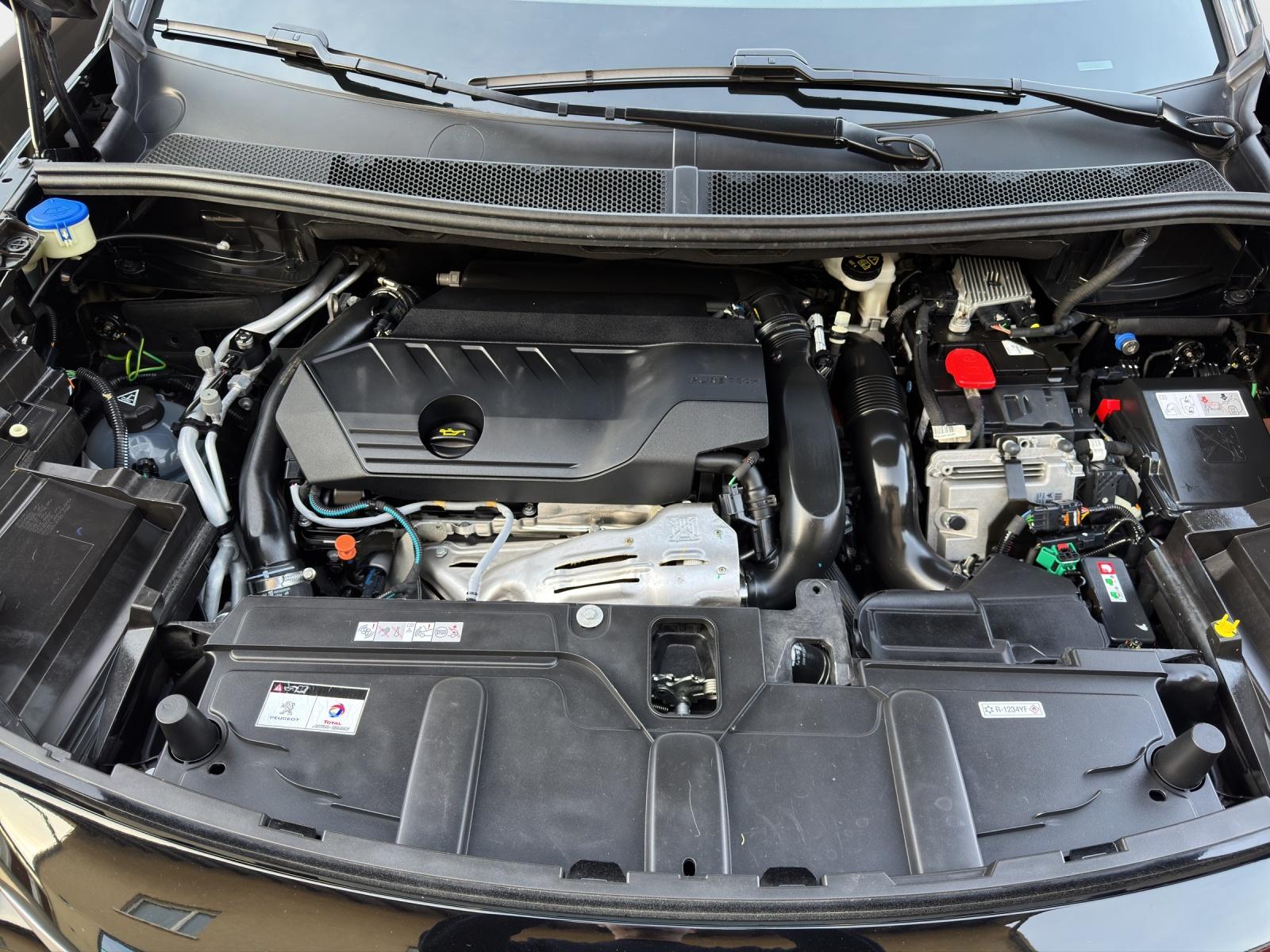 PEUGEOT 3008 1.6 Plug-in Hybrid4 GT 300PS-image-16