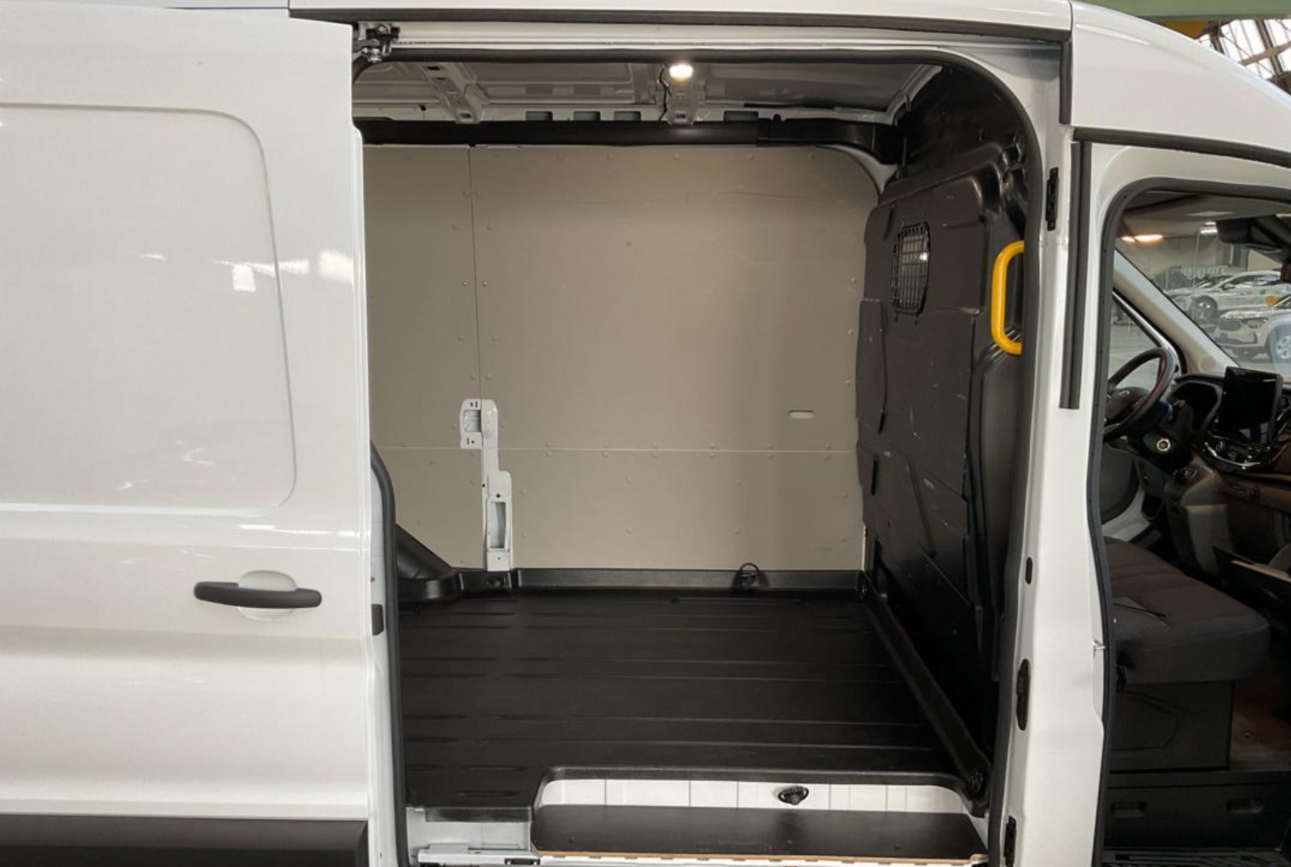 FORD E-Transit Van 350 L2 Trend RWD 68kWh-image-10