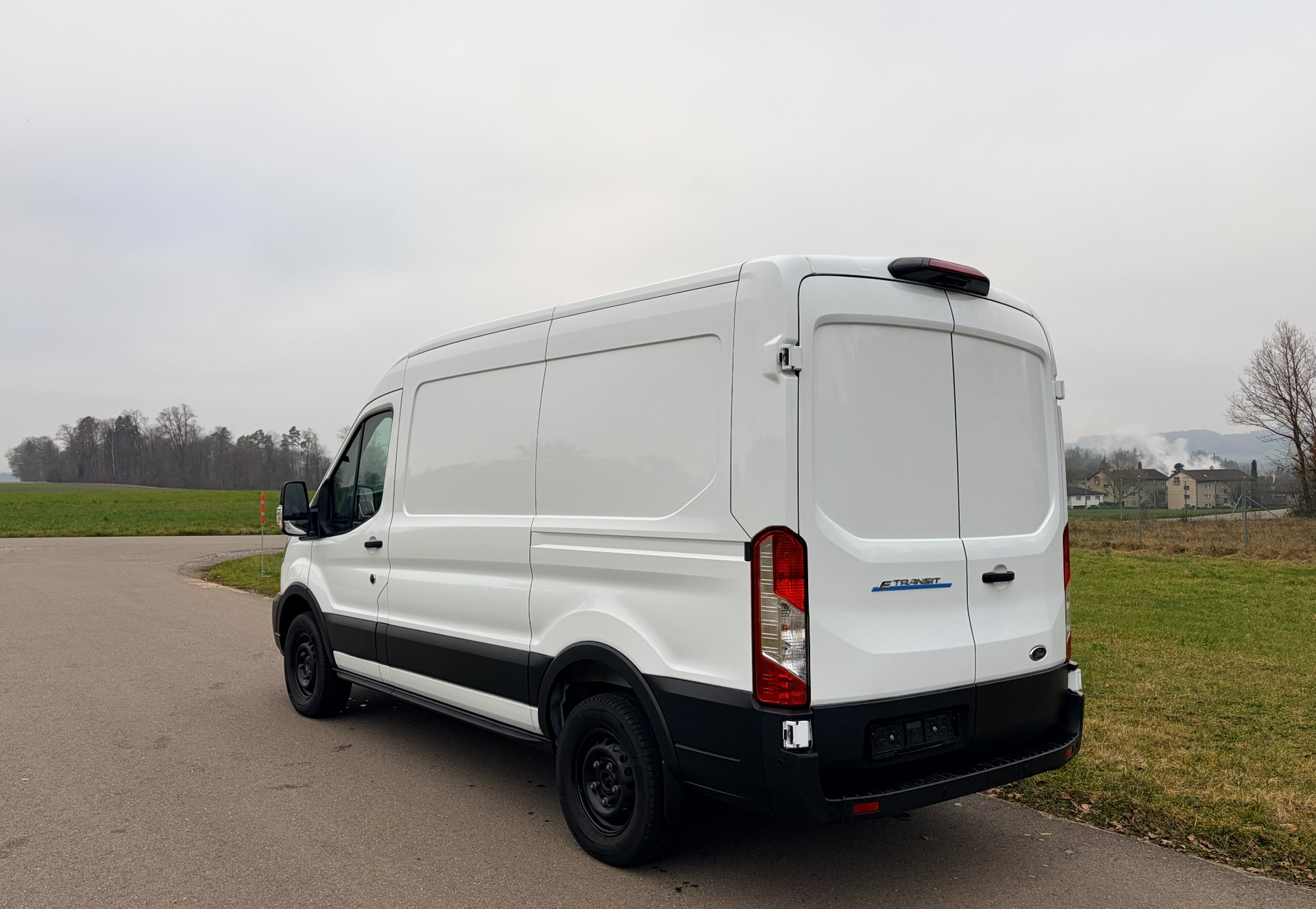 FORD E-Transit Van 350 L2 Trend RWD 68kWh-image-4