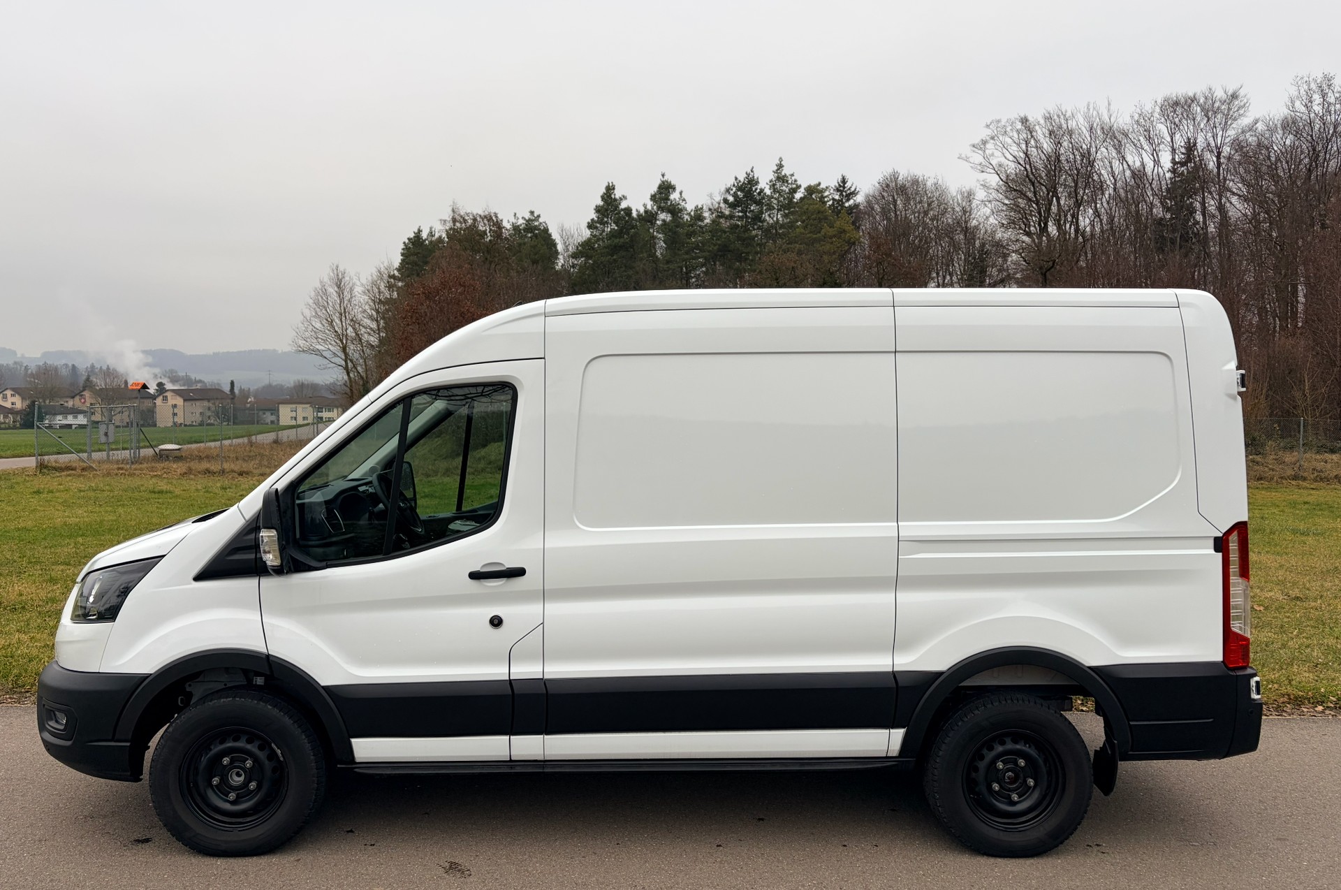 FORD E-Transit Van 350 L2 Trend RWD 68kWh-image-2