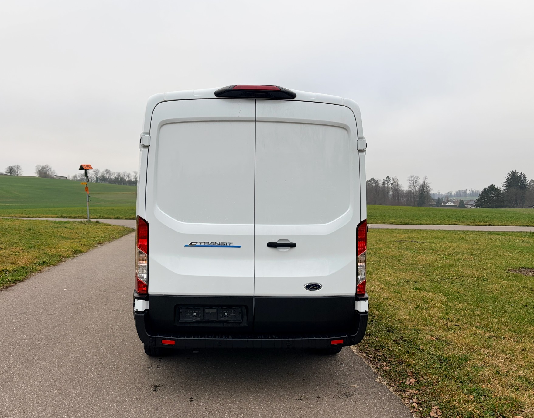 FORD E-Transit Van 350 L2 Trend RWD 68kWh-image-3