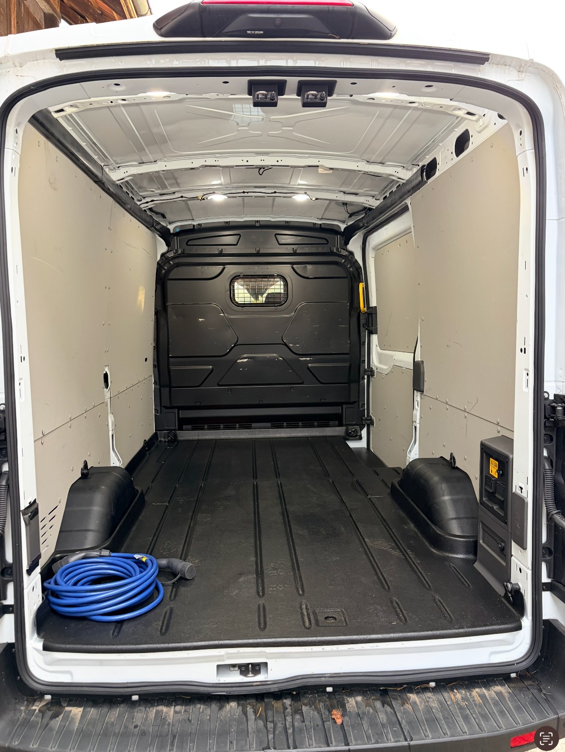 FORD E-Transit Van 350 L2 Trend RWD 68kWh-image-6