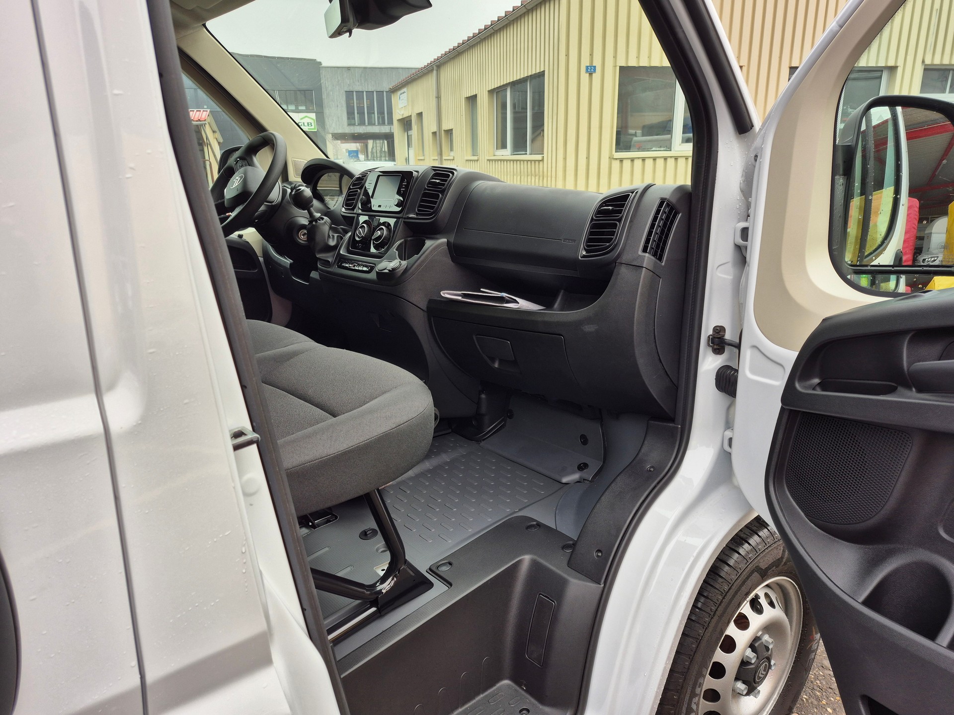 CITROEN Jumper 35 2.2 BlueHDi 140 L2H2-image-13