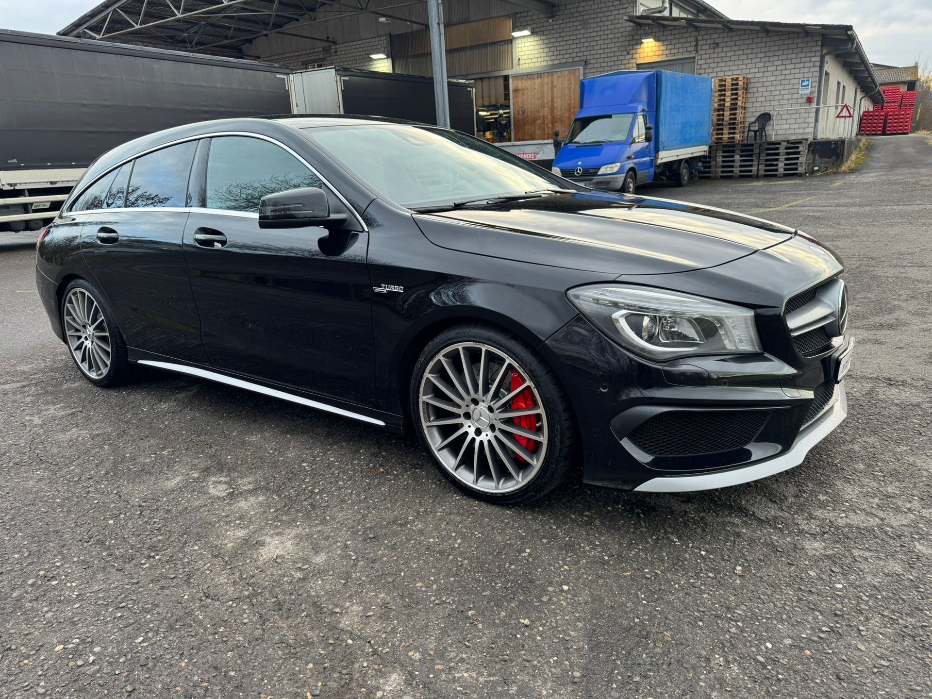 MERCEDES-BENZ CLA Shooting Brake 45 AMG 4Matic Speedshift-image-2