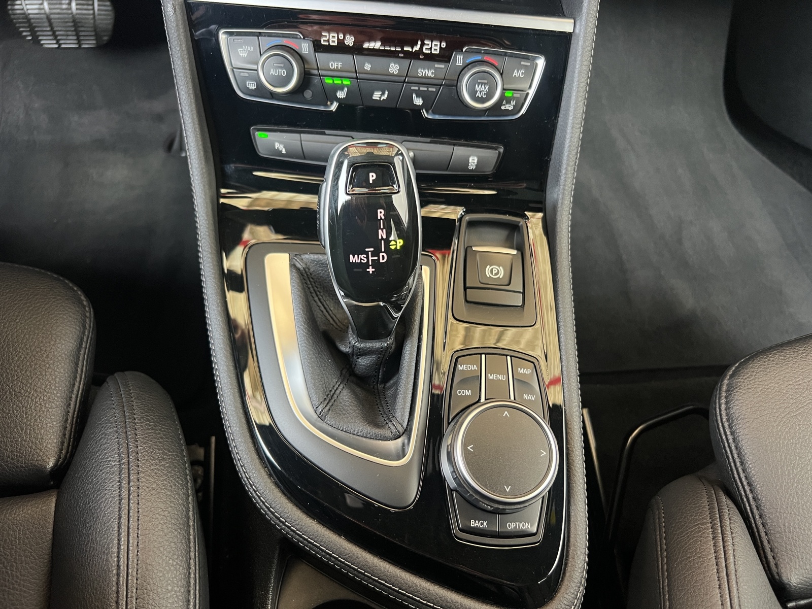 BMW 220d xDrive Gran Tourer Steptronic Luxury Line-image-25