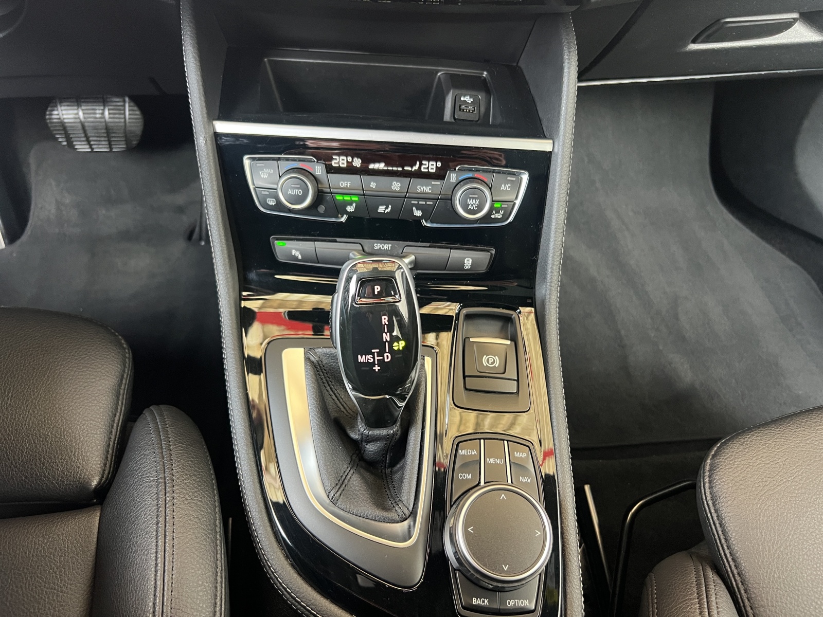 BMW 220d xDrive Gran Tourer Steptronic Luxury Line-image-23