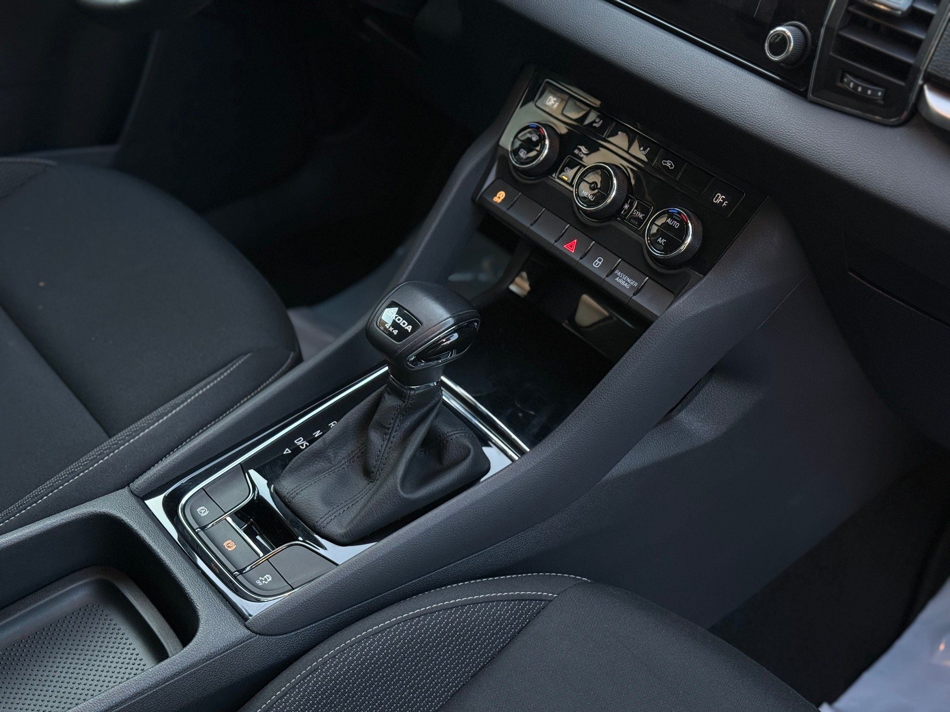 SKODA Karoq 2.0 TDI CR Ambition 4x4 DSG-image-16
