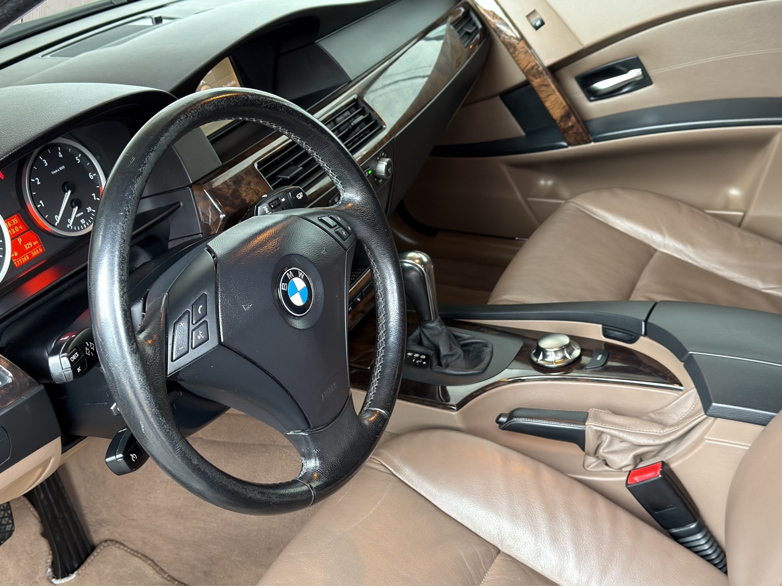 BMW 530i-image-10