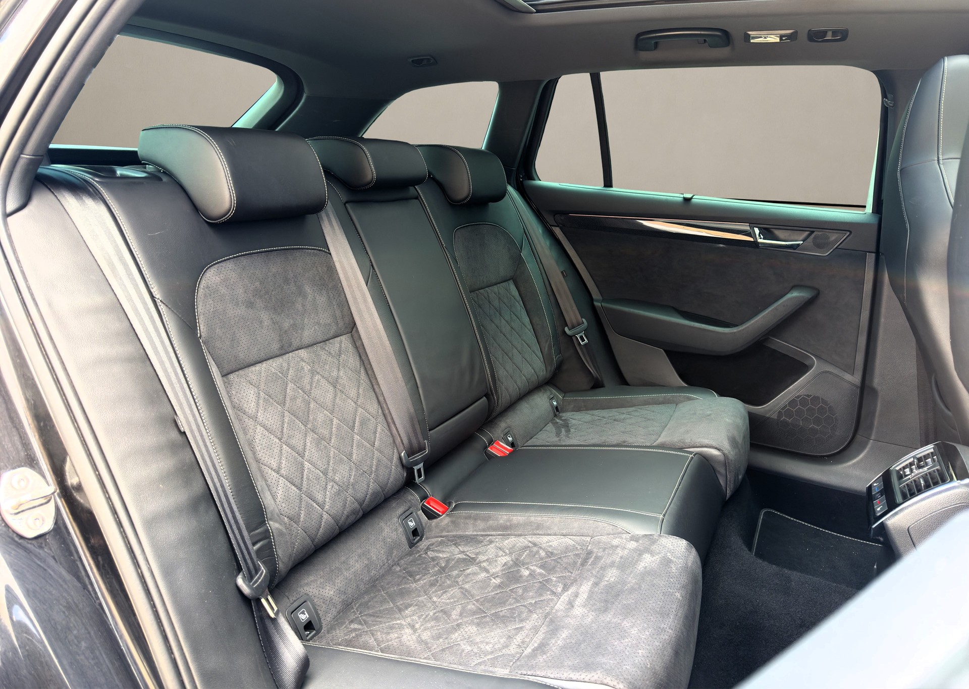 SKODA Superb Combi 2.0 TSI * SportLine+ * DSG 4x4-image-14