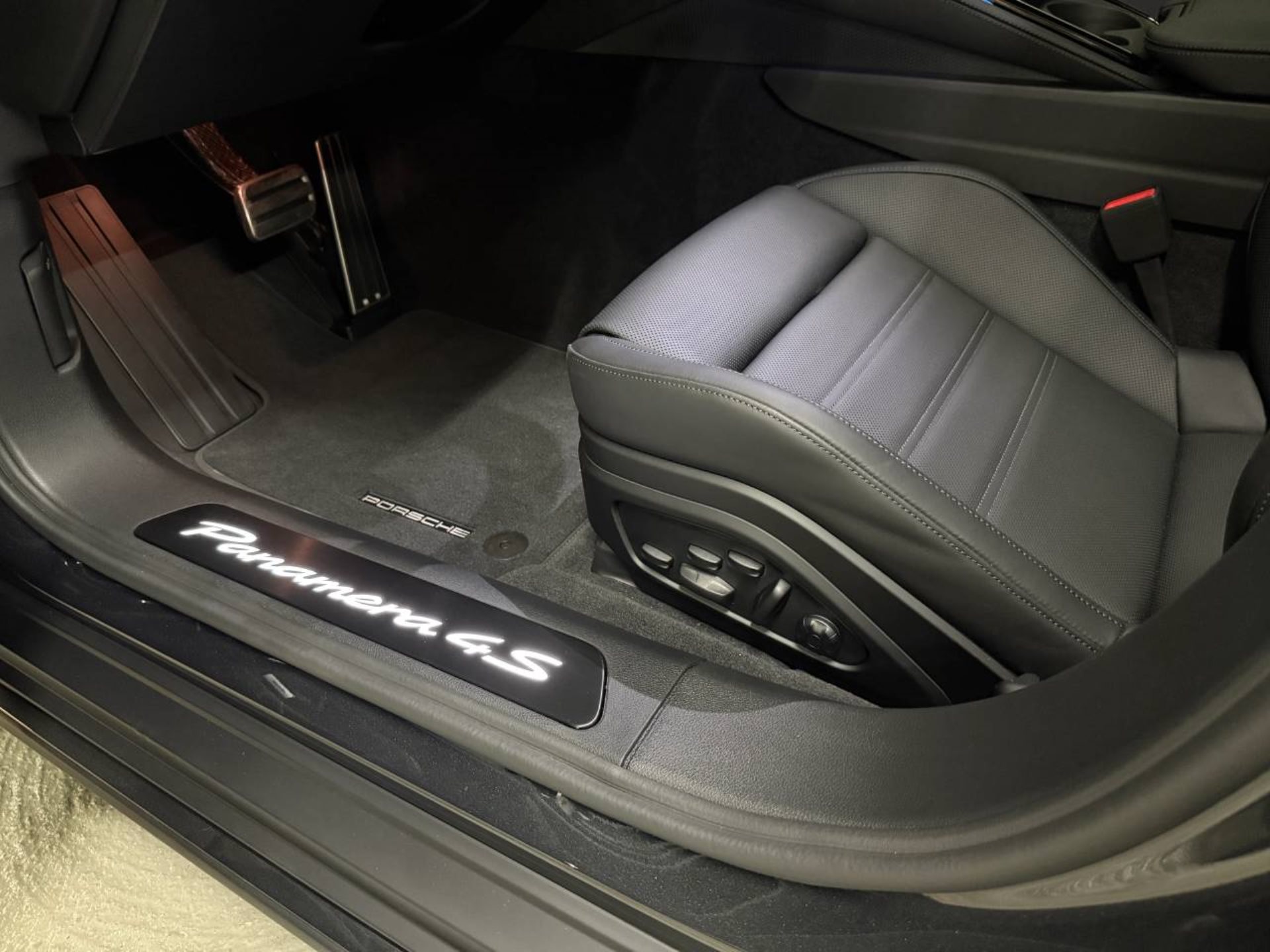 PORSCHE Panamera 4S E-Hybrid-image-27