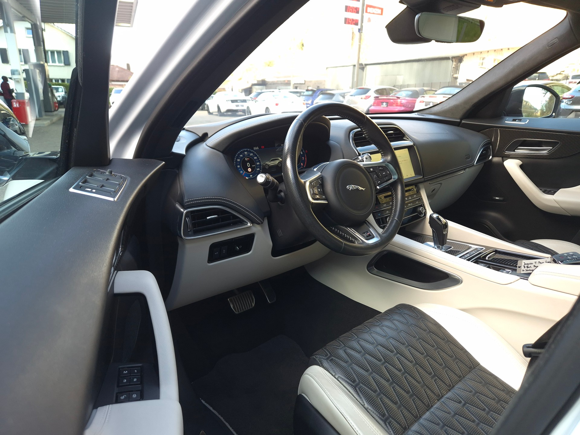 JAGUAR F-Pace 5.0 V8 SVR AWD Automatik-image-15