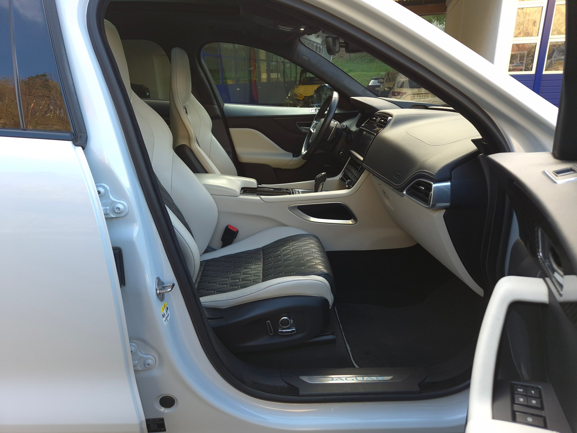 JAGUAR F-Pace 5.0 V8 SVR AWD Automatik-image-23