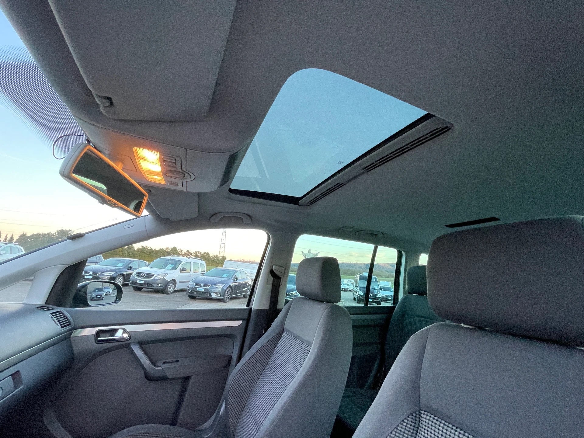 VW Touran 2.0 TDI Trendline-image-11