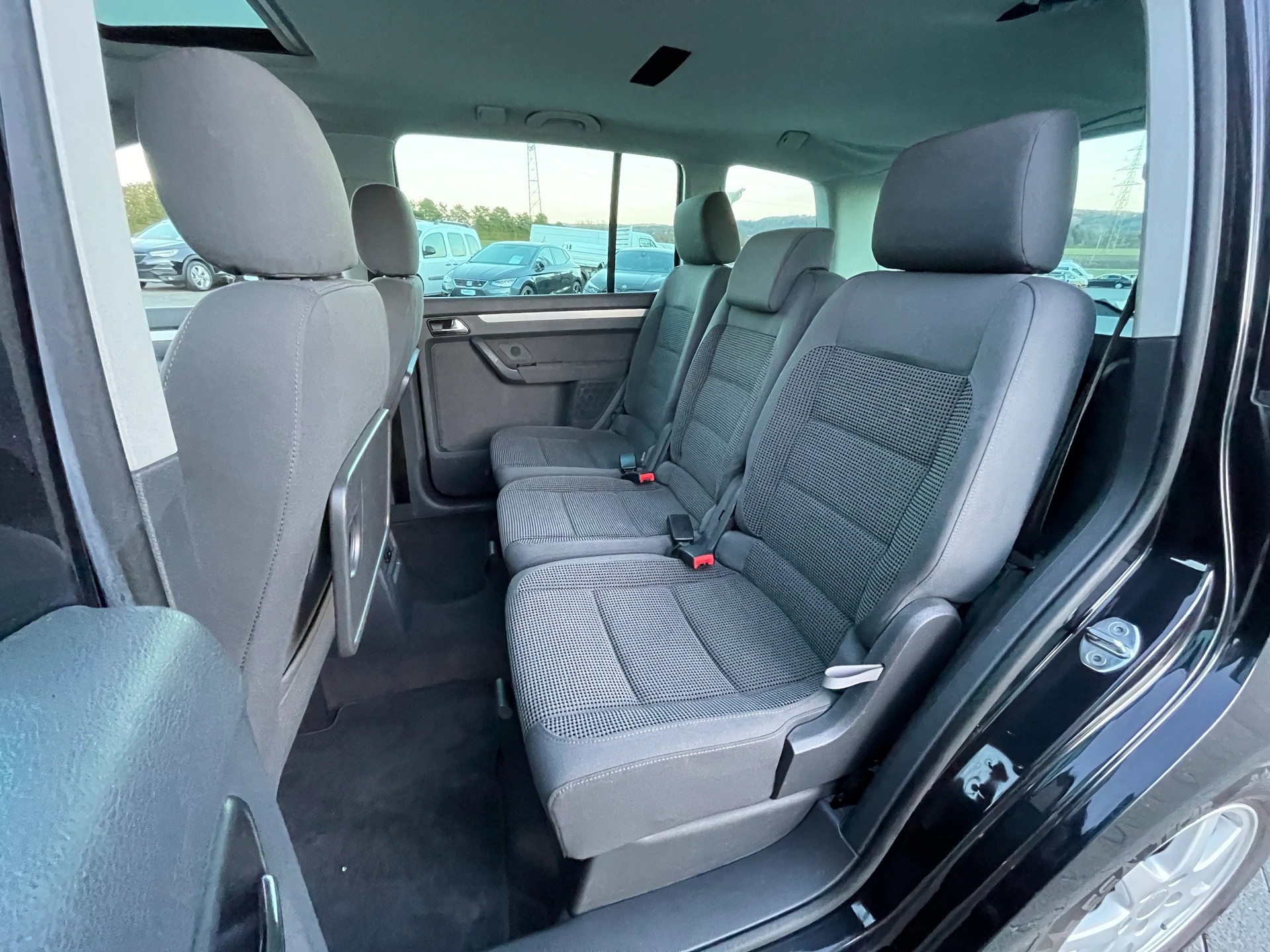 VW Touran 2.0 TDI Trendline-image-12