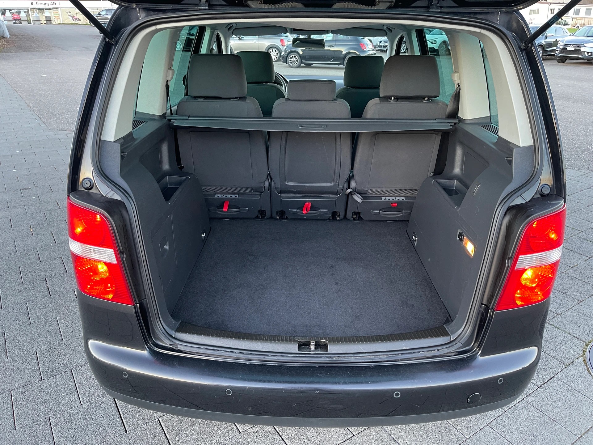 VW Touran 2.0 TDI Trendline-image-13