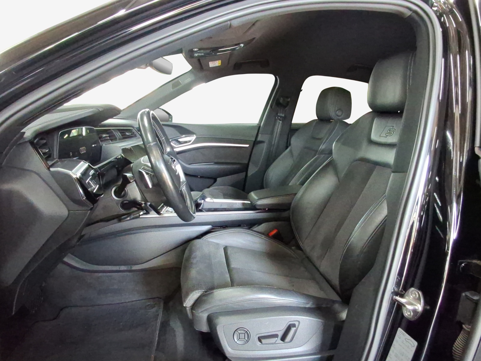 AUDI e-tron S Sportback quattro-image-8