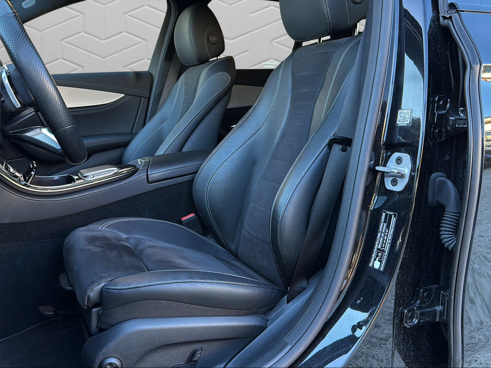 MERCEDES-BENZ E 220 d T 4Matic AMG Line 9G-Tronic-image-10