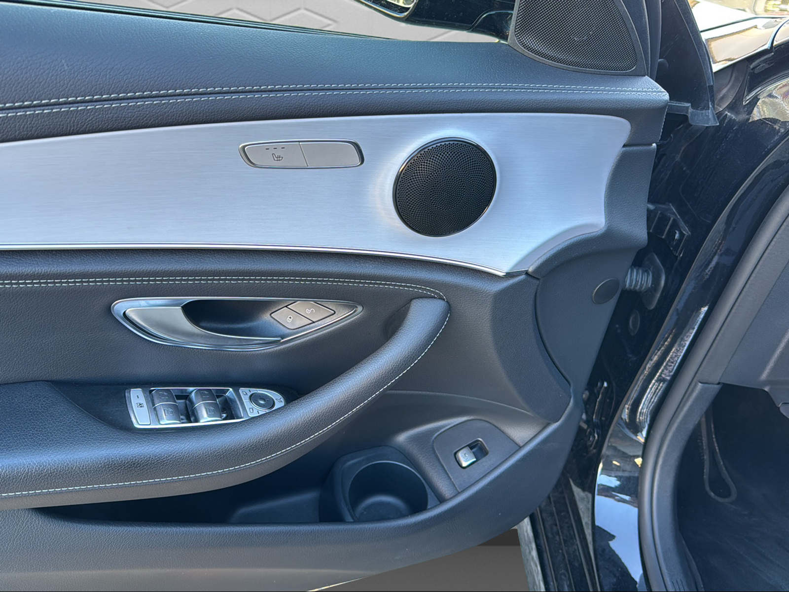MERCEDES-BENZ E 220 d T 4Matic AMG Line 9G-Tronic-image-17