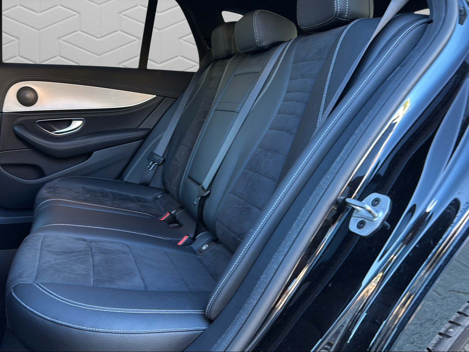 MERCEDES-BENZ E 220 d T 4Matic AMG Line 9G-Tronic-image-15