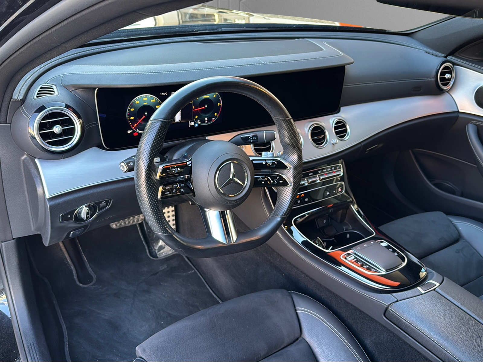 MERCEDES-BENZ E 220 d T 4Matic AMG Line 9G-Tronic-image-11