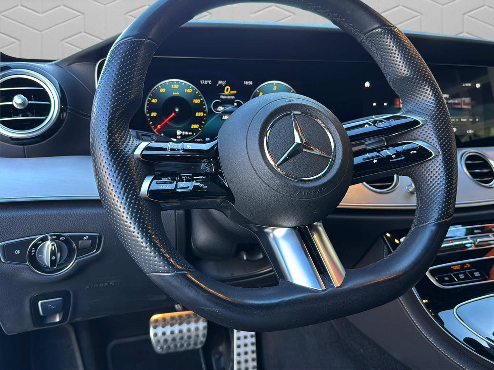MERCEDES-BENZ E 220 d T 4Matic AMG Line 9G-Tronic-image-18