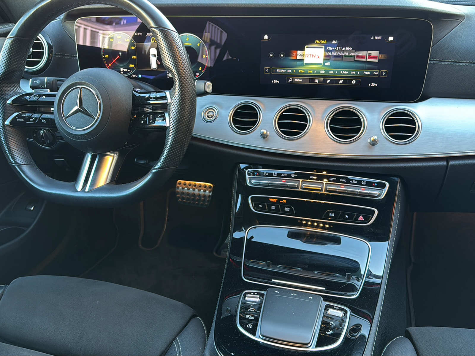 MERCEDES-BENZ E 220 d T 4Matic AMG Line 9G-Tronic-image-14