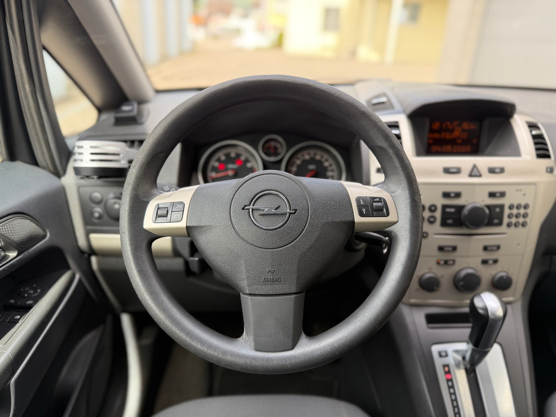 OPEL Zafira 2.2i 16V Enjoy Automatic-image-12