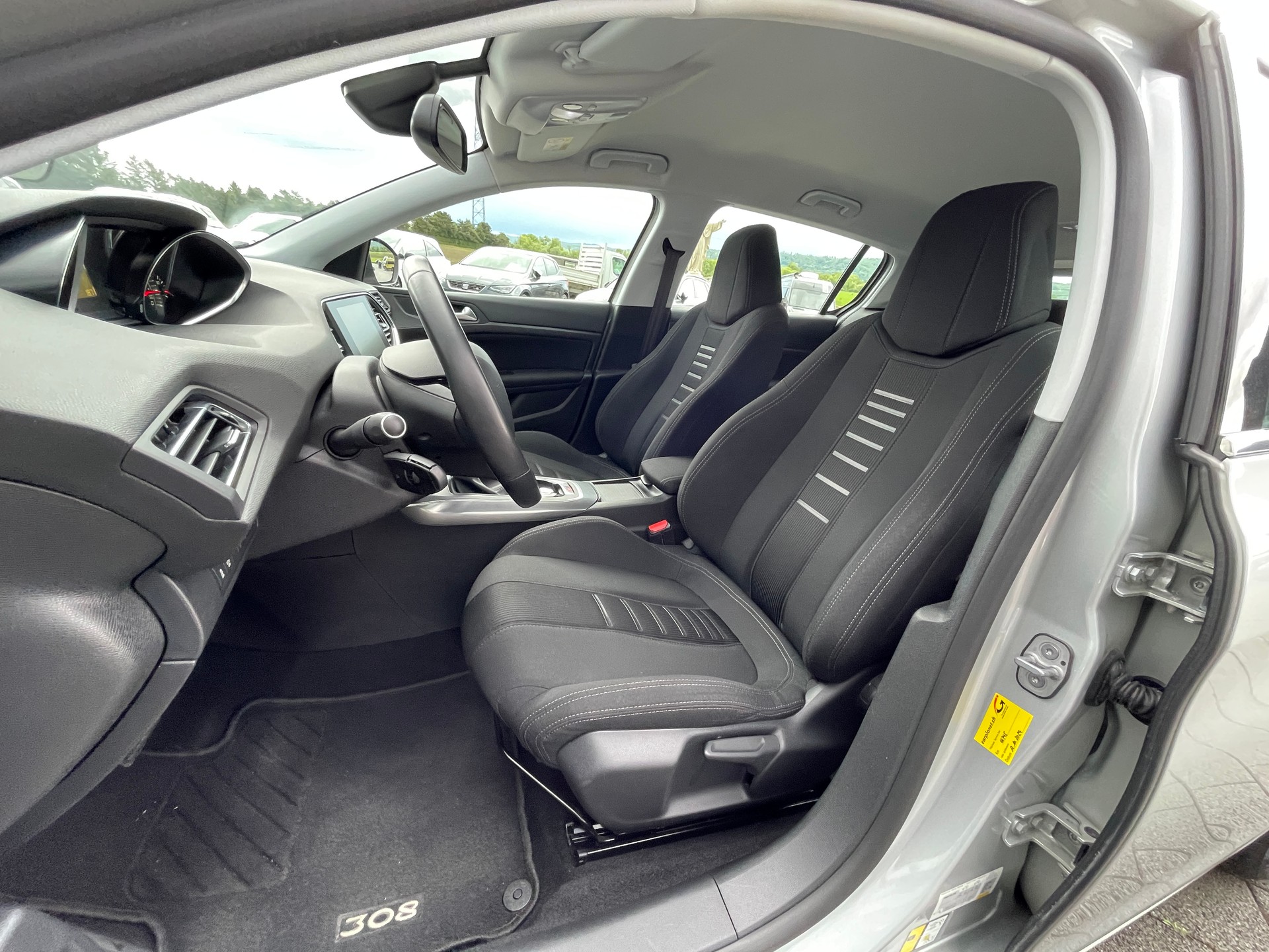 PEUGEOT 308 1.2 THP Allure Automatic-image-9