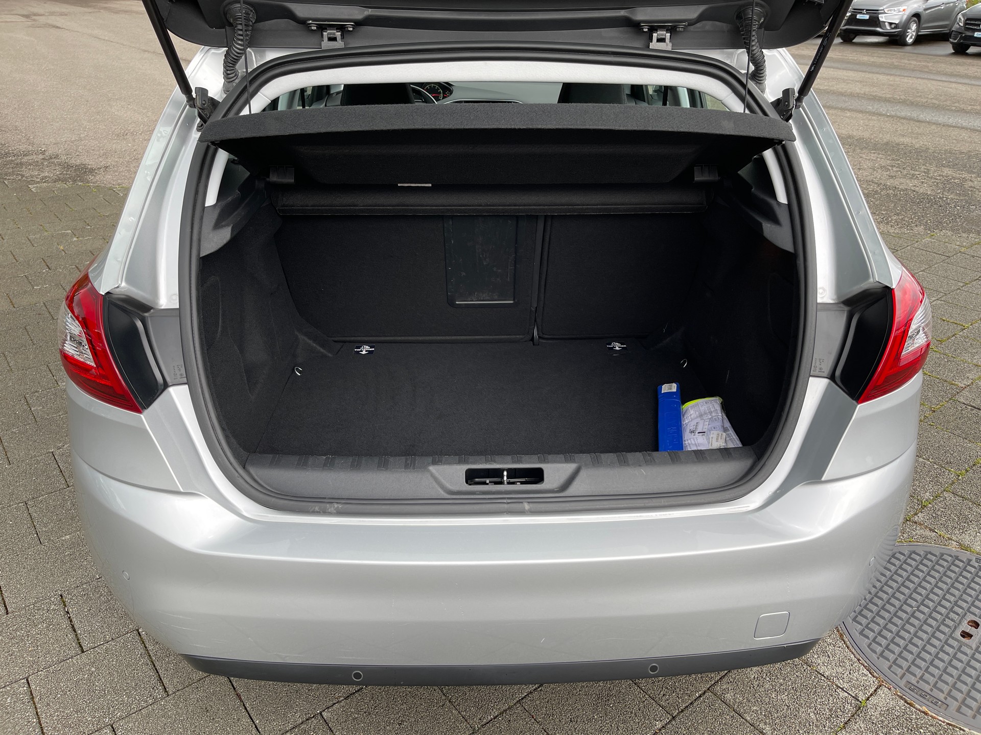 PEUGEOT 308 1.2 THP Allure Automatic-image-11