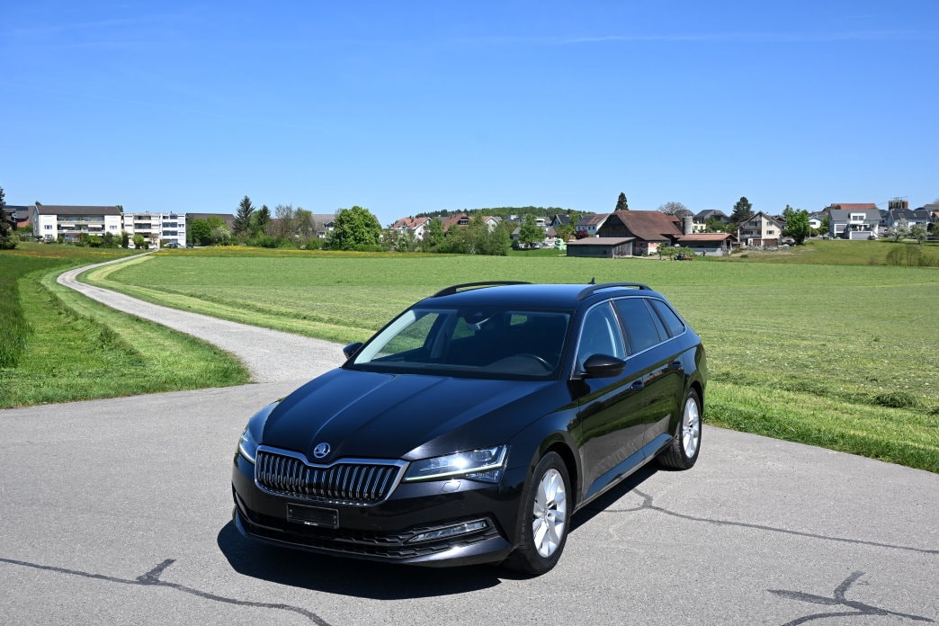 SKODA Superb Combi 2.0 TDi Ambition DSG-image-0
