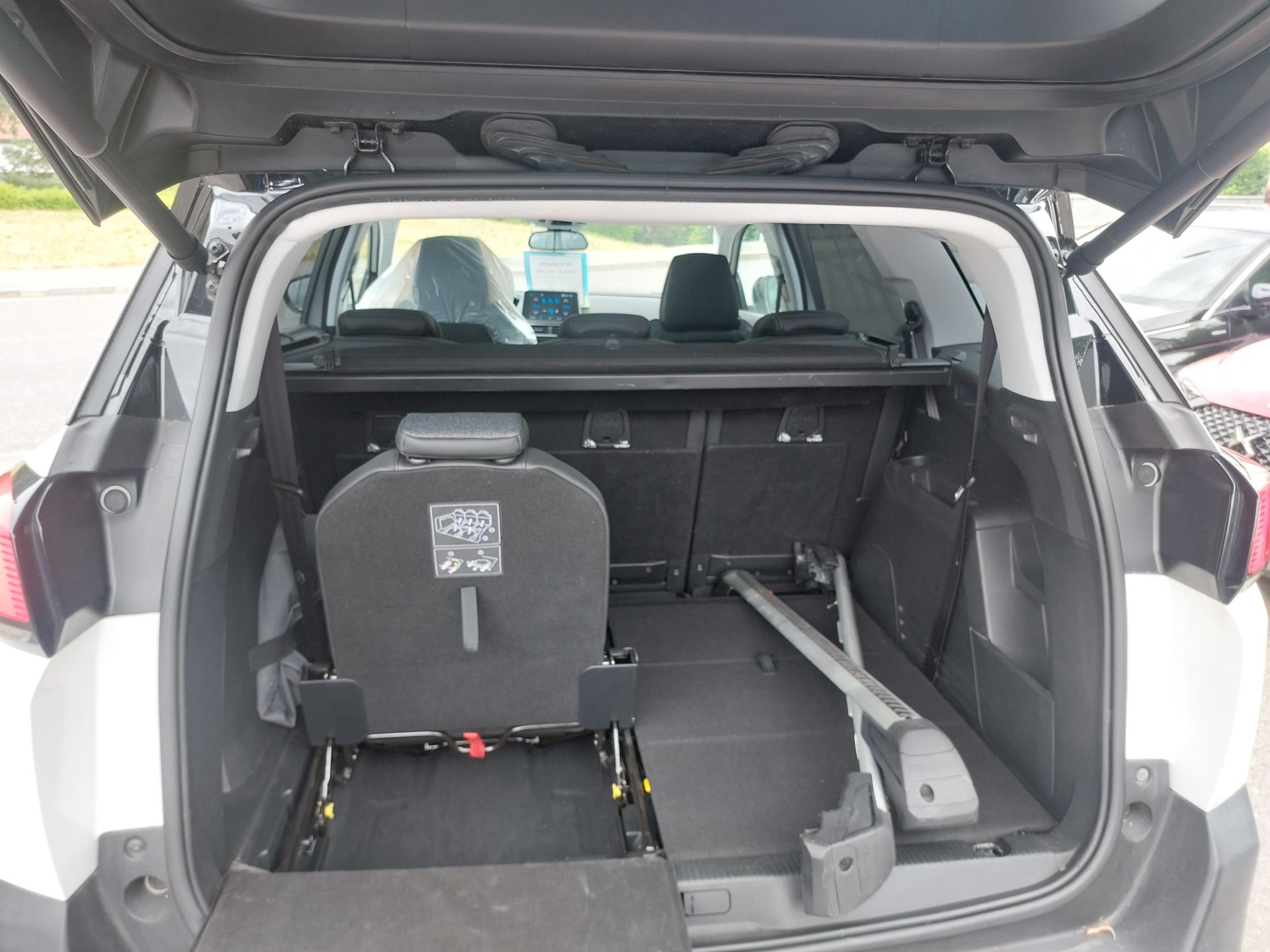 PEUGEOT 5008 1.5 BlueHDi Allure-image-9