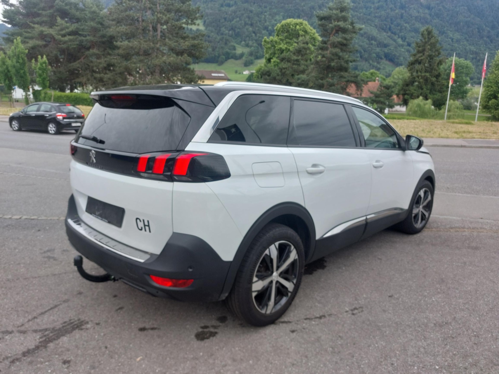 PEUGEOT 5008 1.5 BlueHDi Allure-image-3