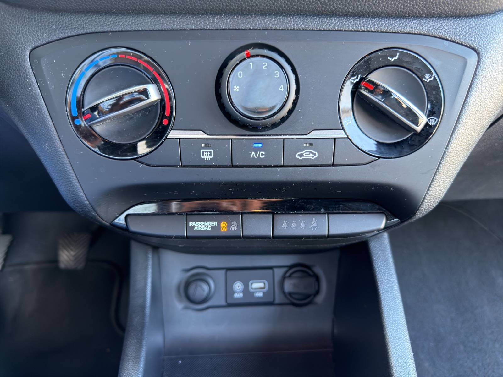 HYUNDAI i20 1.2 Amplia-image-14