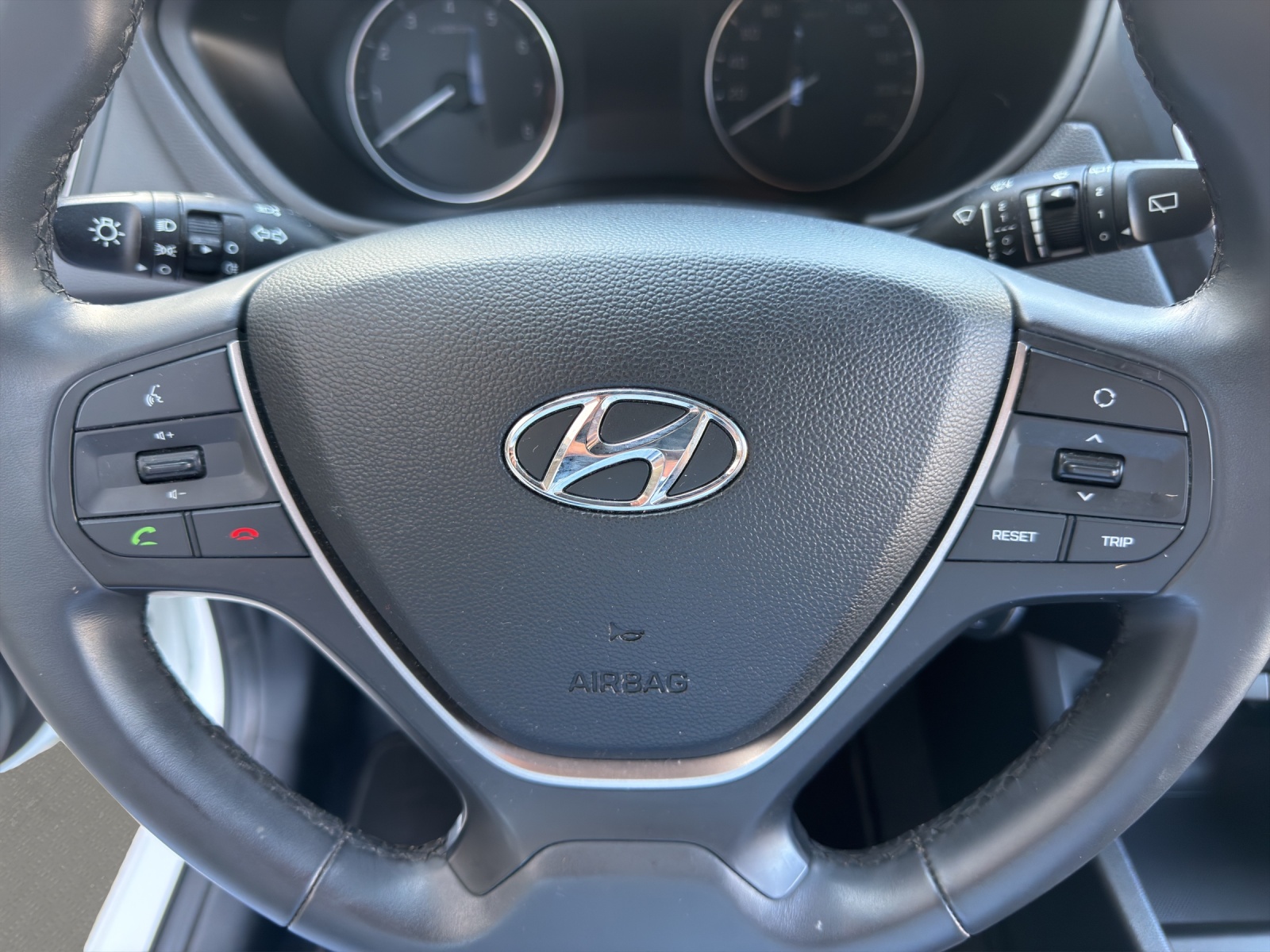 HYUNDAI i20 1.2 Amplia-image-9