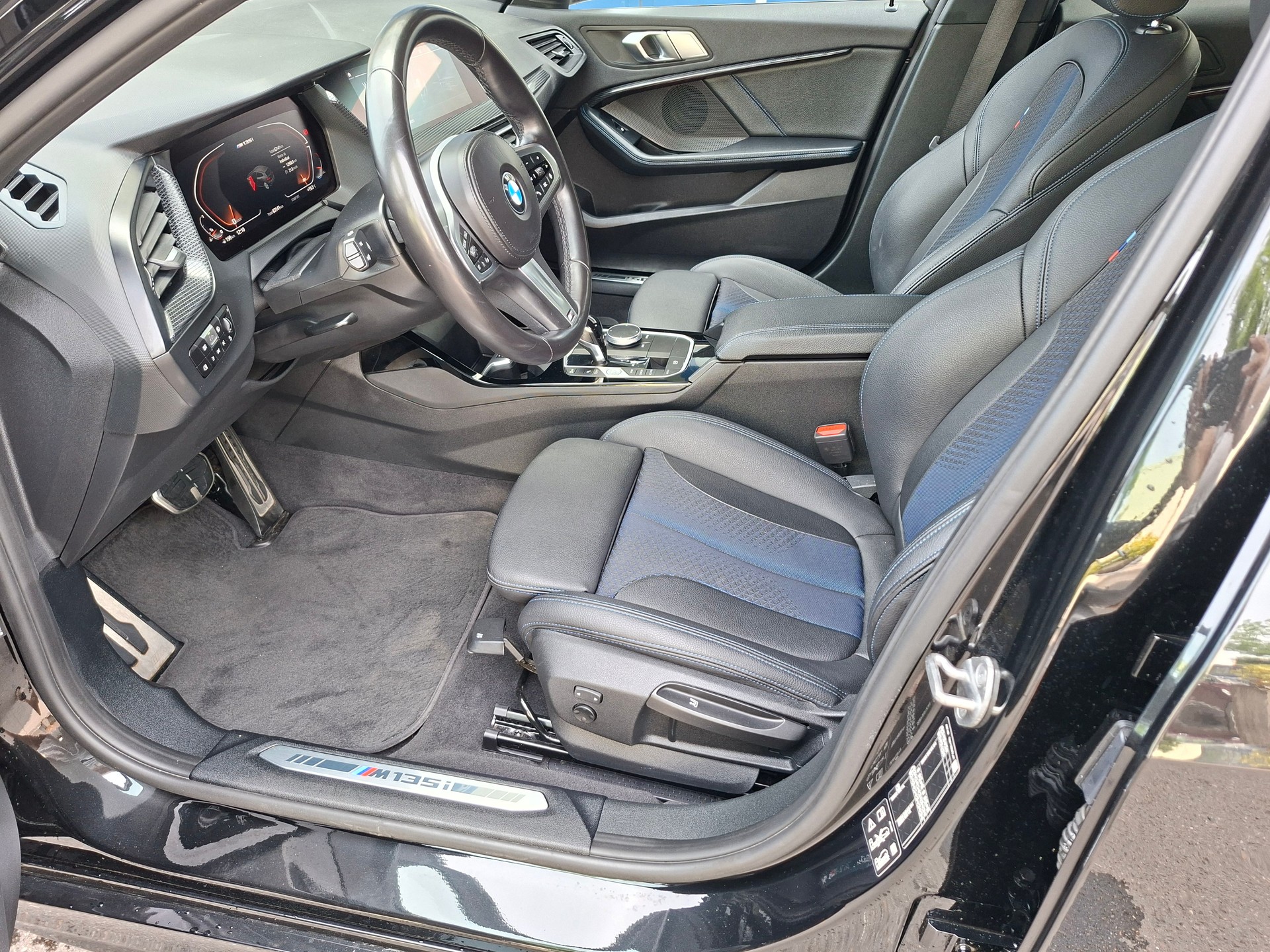 BMW M135i xDrive Steptronic-image-6