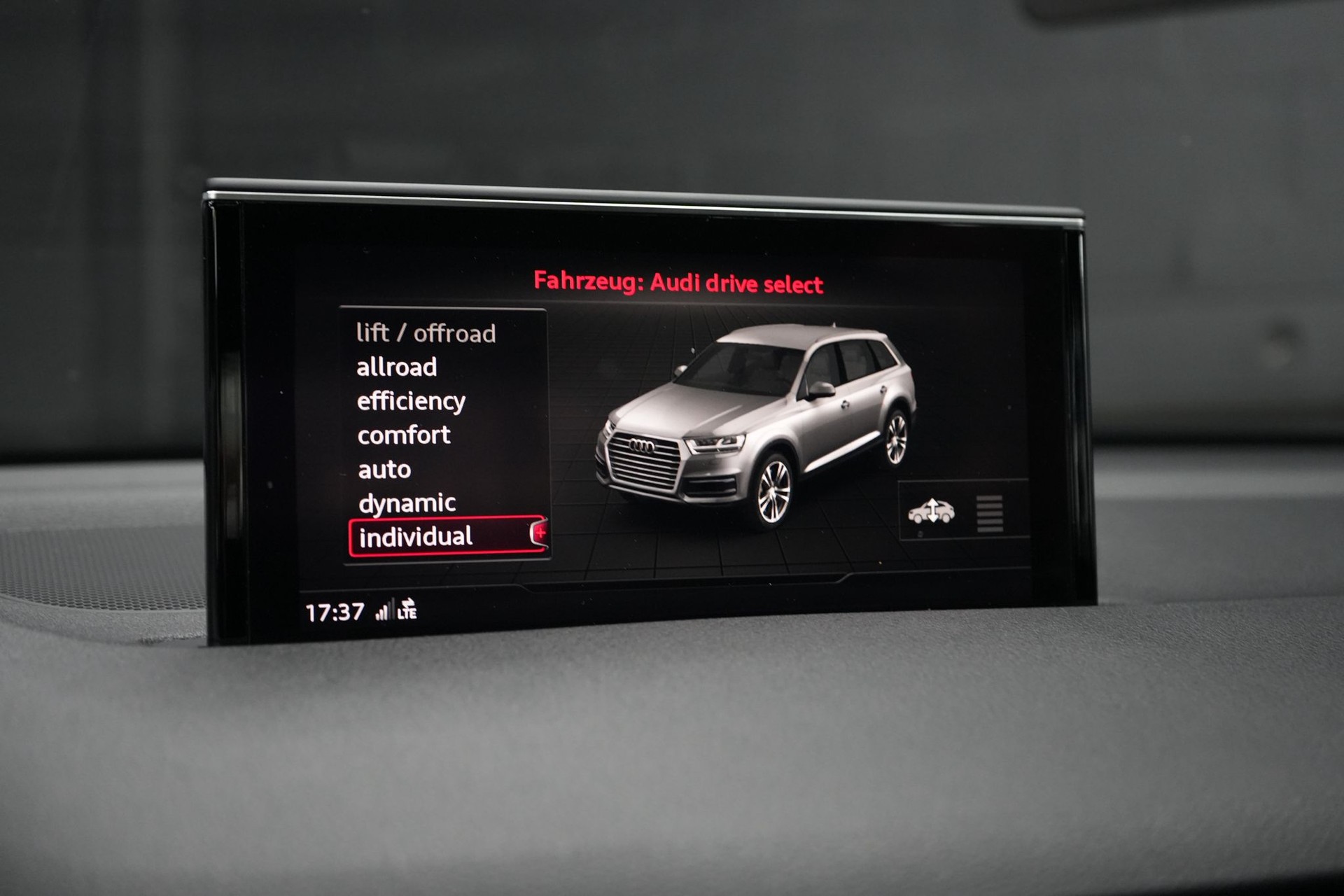 AUDI SQ7 4.0 TDI quattro tiptronic-image-21
