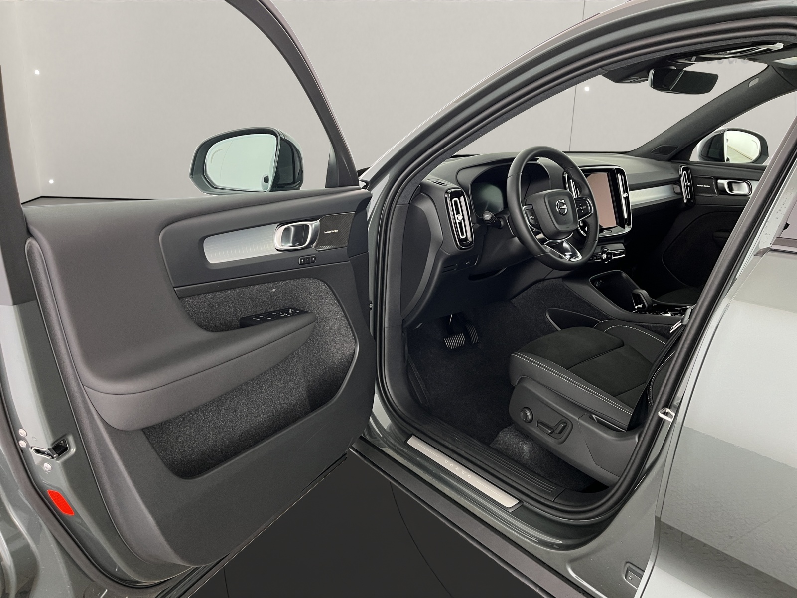 VOLVO XC40 2.0 B3 MH Plus Dark-image-7