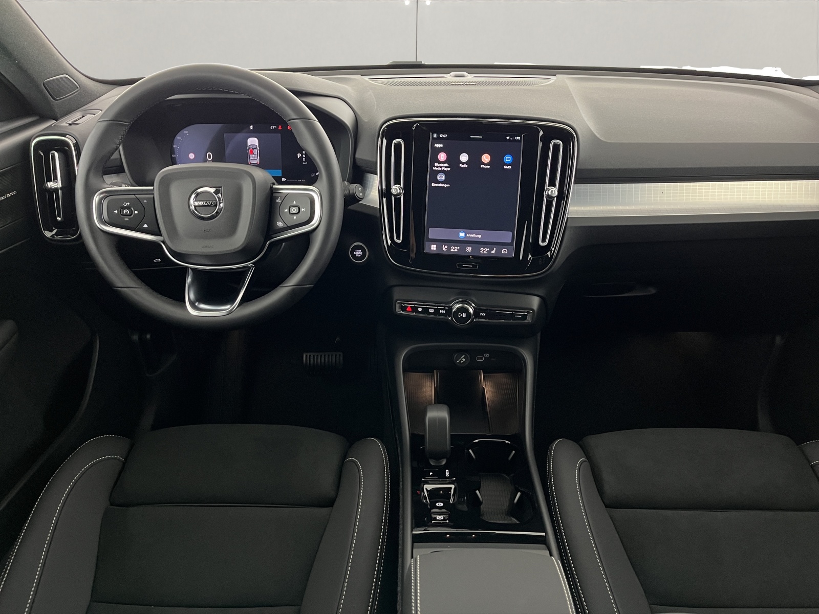 VOLVO XC40 2.0 B3 MH Plus Dark-image-9