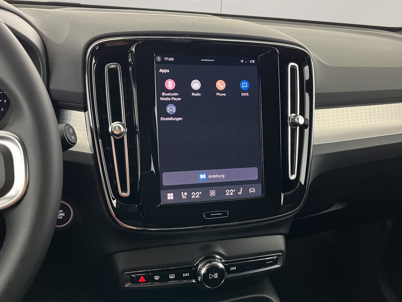 VOLVO XC40 2.0 B3 MH Plus Dark-image-15